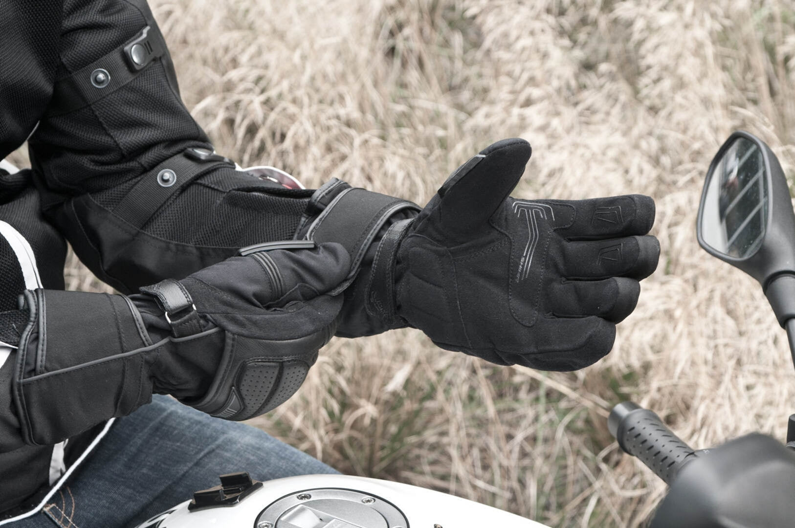SHIMA D-TOUR WP GLOVE BLACK - SECURTEX MOTOR S.L (t/a MaximoMoto)